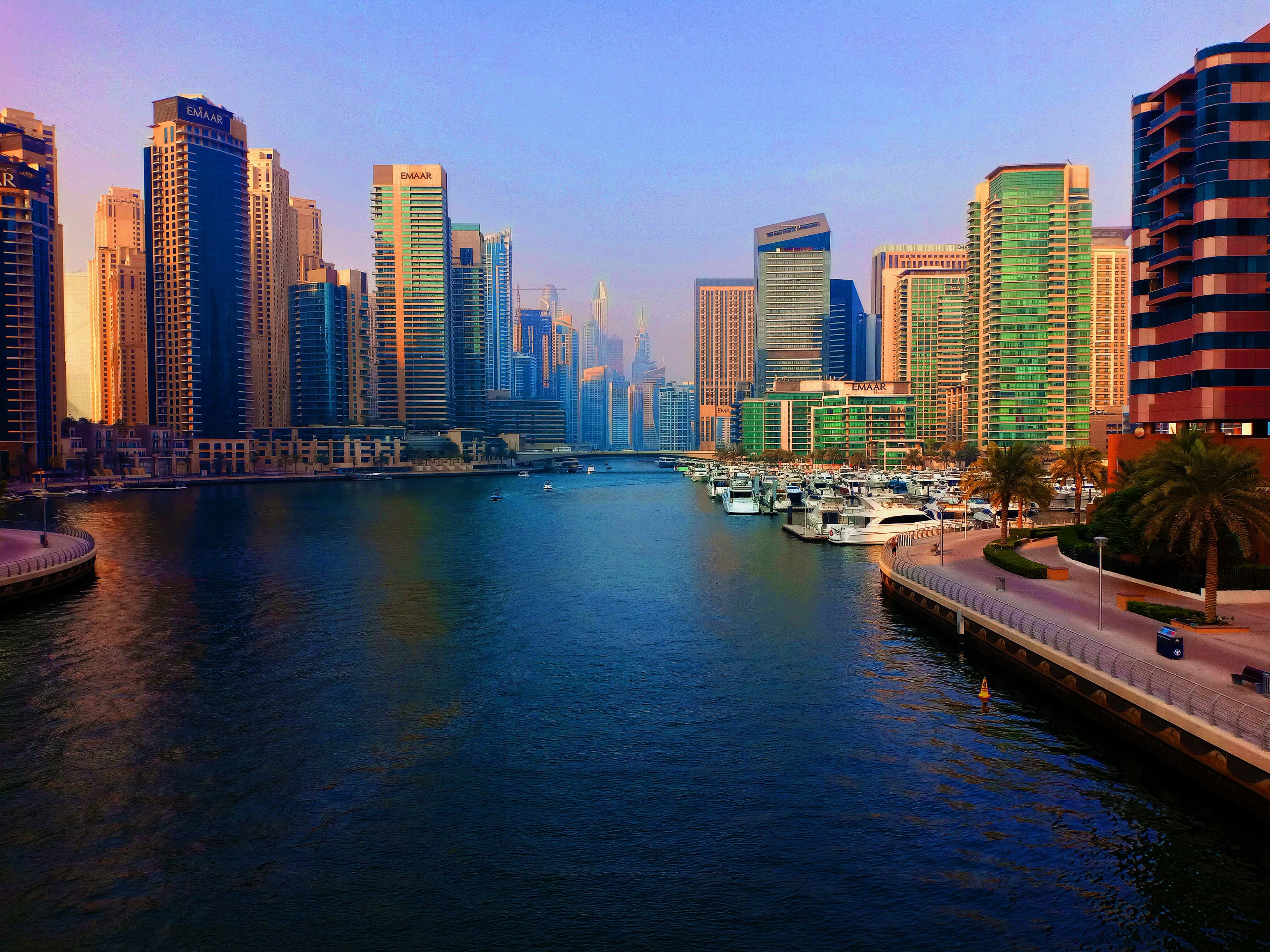 Obalna obzorja Dubai Marina z luksuznimi visokonadstropnimi stolpnicami in jahtami ob sončnem zahodu