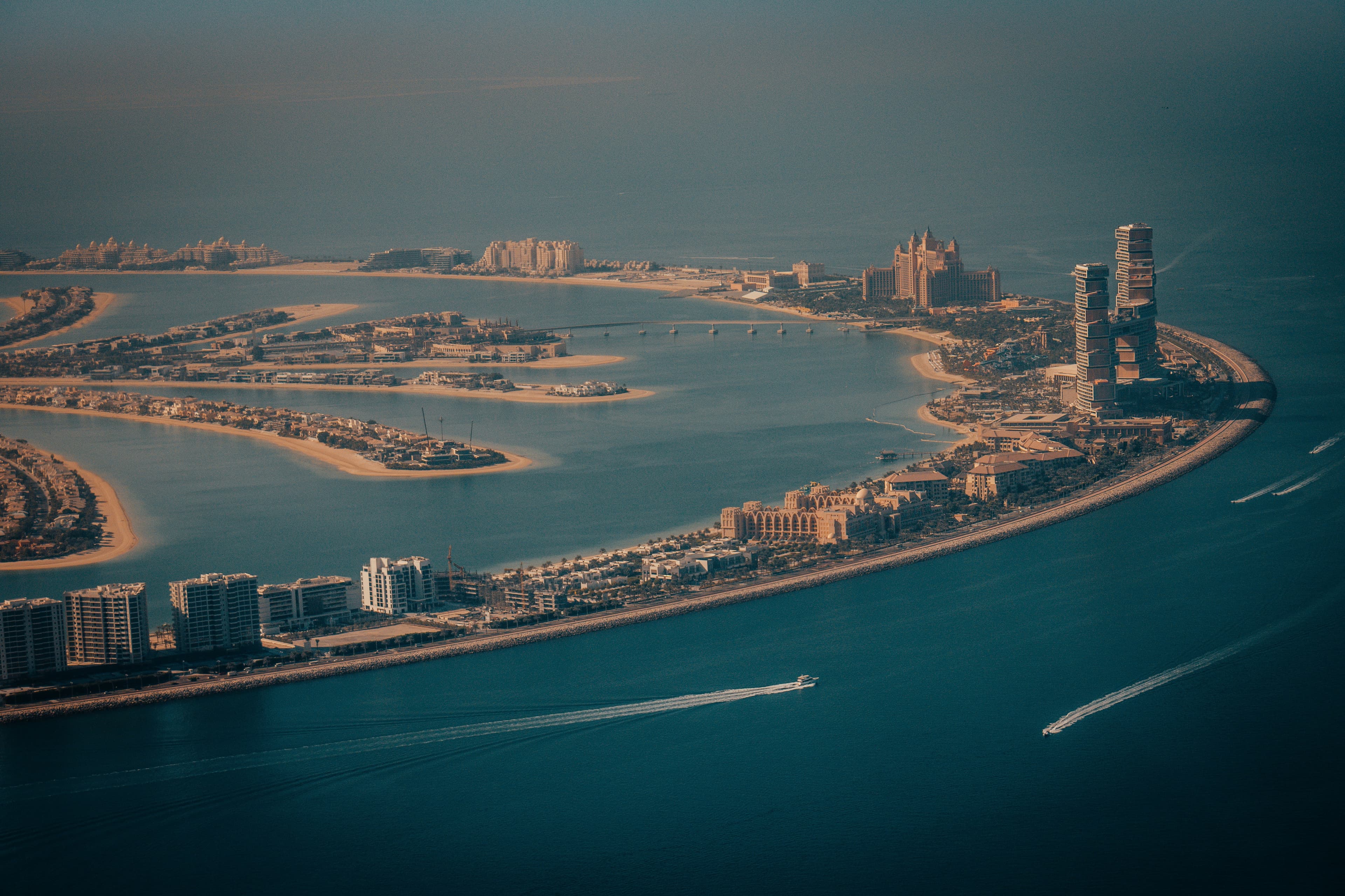 Pogled iz zraka na Palm Jumeirah ikonski otok v obliki palme z luksuznimi obalnimi nepremičninami