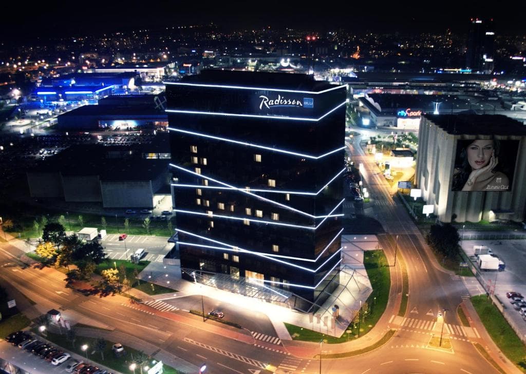 Radisson Blu Plaza Hotel v Ljubljani ponoči